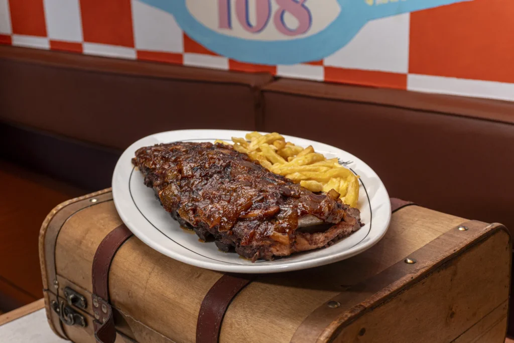 Costillas de tamarindo Alright con patatas, especialidad del restaurante en Madrid.