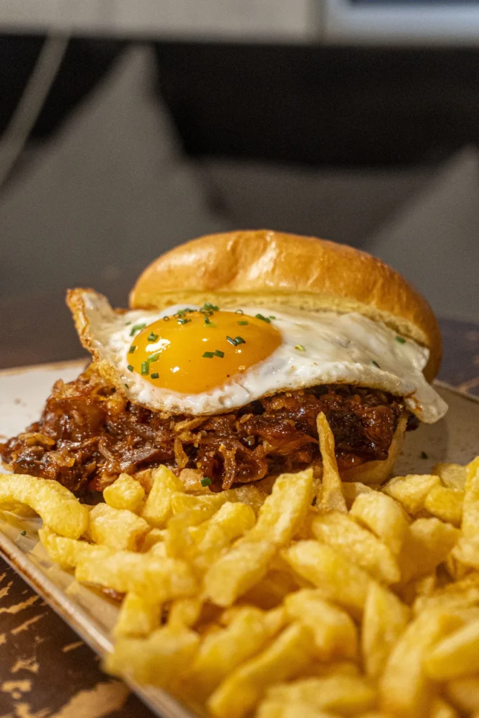 Hamburguesa Alright con carne, huevo y patatas en Madrid.