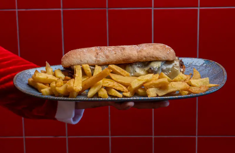 Bocadillo de Navidad de Alright con patatas