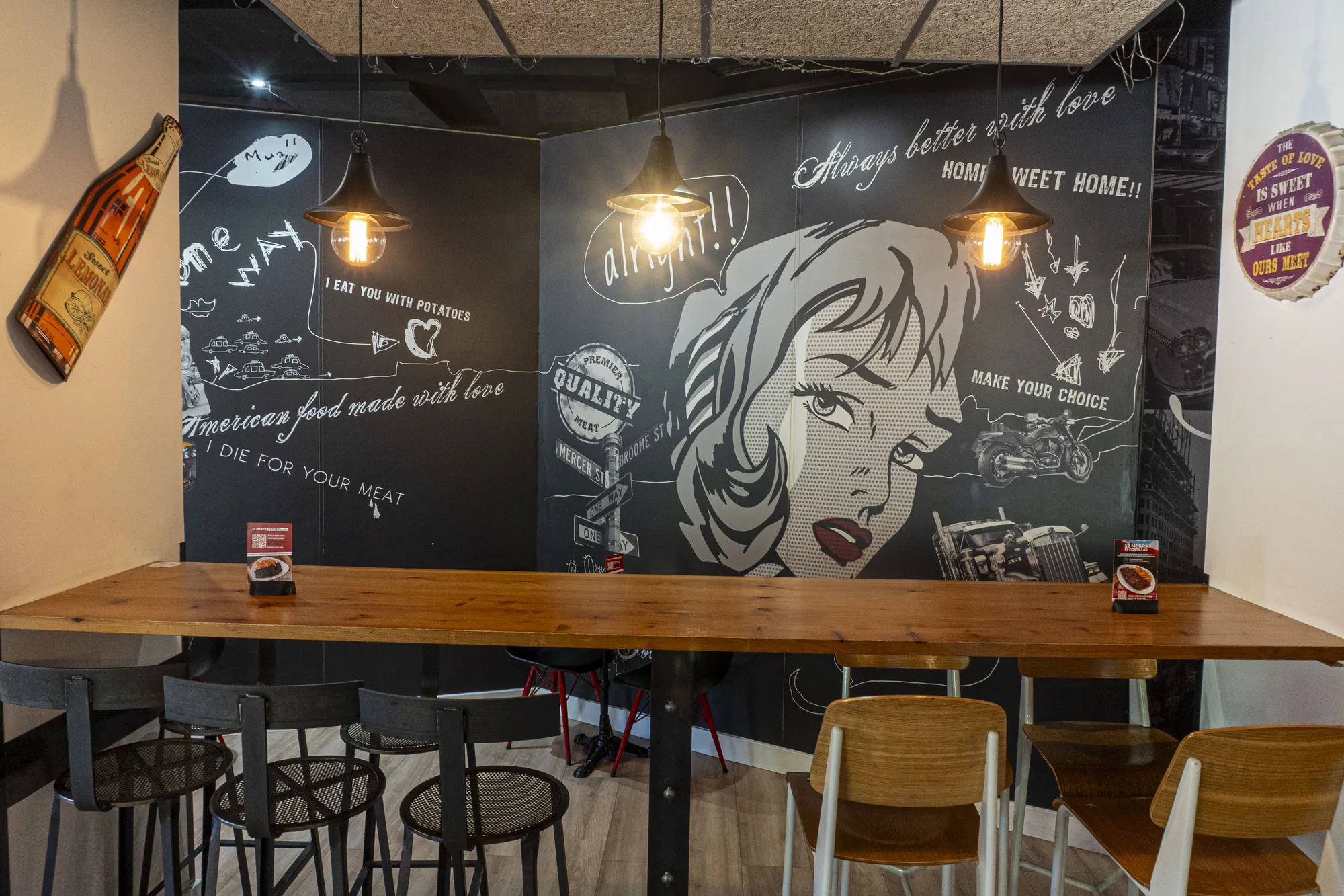 Mural y mesas de Alright Barrio del Pilar